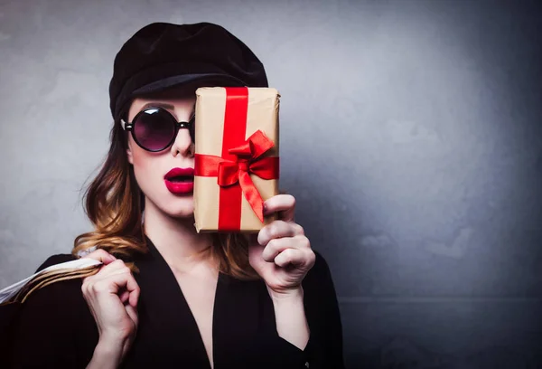 Stil Rothaarige Mädchen Hut Mit Einkaufstaschen Und Geschenkbox Auf Grauem — Stockfoto