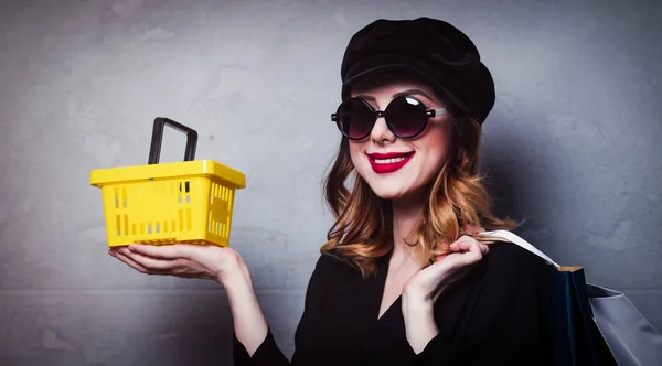 Estilo Chica Pelirroja Sombrero Con Bolsas Compras Cesta Sobre Fondo —  Fotos de Stock