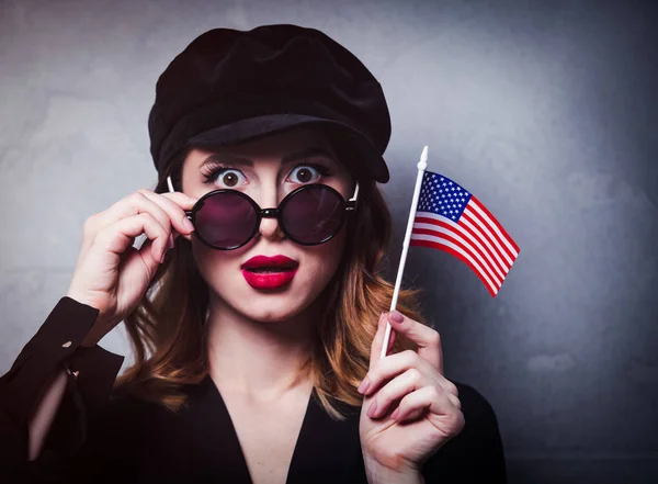 黒い帽子 灰色の背景にアメリカ合衆国の国旗とサングラスで服スタイルの赤毛の女の子 — ストック写真