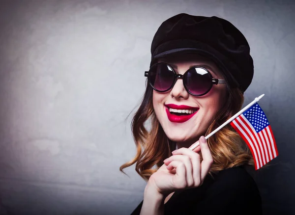 Stijl Roodharige Meisje Een Zwarte Hoed Kleding Zonnebril Met Vlag — Stockfoto