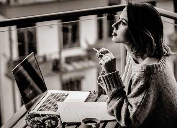 Bela Jovem Empresária Trabalhando Laptop Enquanto Está Sentado Livre Casa — Fotografia de Stock