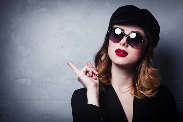 Estilo Menina Ruiva Chapéu Preto Roupas Óculos Sol Fundo Cinza — Fotografia de Stock