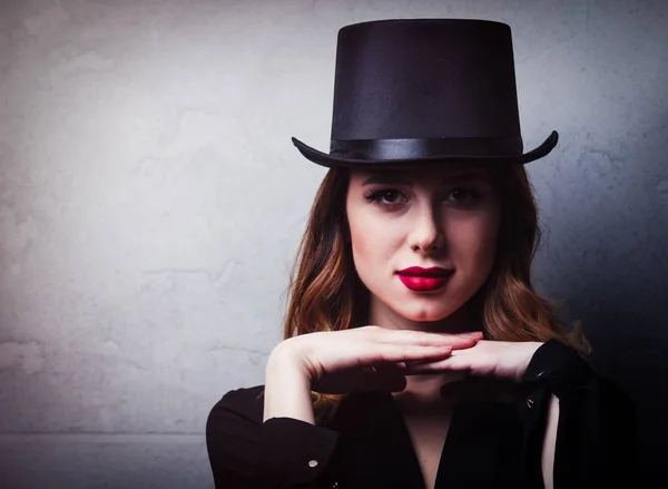 Estilo Mística Chica Pelirroja Sombrero Copa Sobre Fondo Gris —  Fotos de Stock