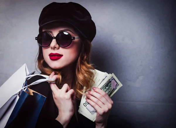 Estilo Chica Pelirroja Sombrero Con Bolsas Compras Dinero Sobre Fondo — Foto de Stock