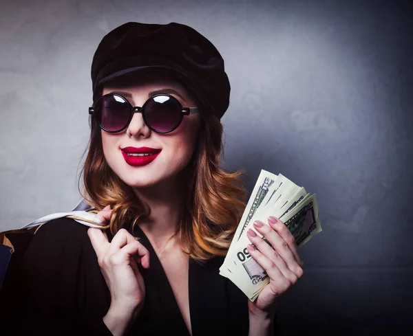 Estilo Chica Pelirroja Sombrero Con Bolsas Compras Dinero Sobre Fondo — Foto de Stock