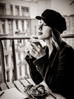 Güzel genç işkadını açık havada evde otururken bir kahve molası yok. Başlangıç iş ile iş kavramı. Görüntü siyah beyaz renk tarzı