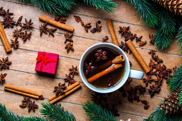 Tasse Tee Mit Sternanis Und Zimt Als Weihnachtsdekoration — Stockfoto