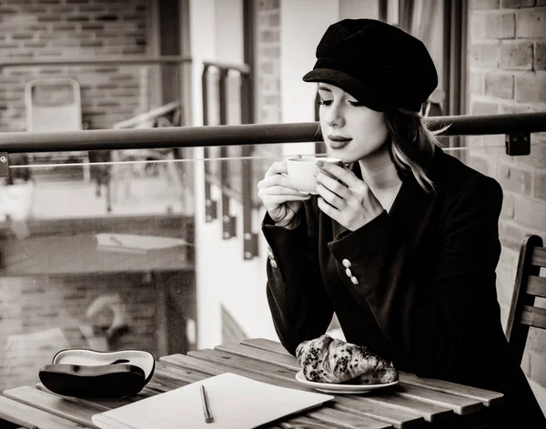 Die Schöne Junge Geschäftsfrau Macht Eine Kaffeepause Während Sie Hause — Stockfoto