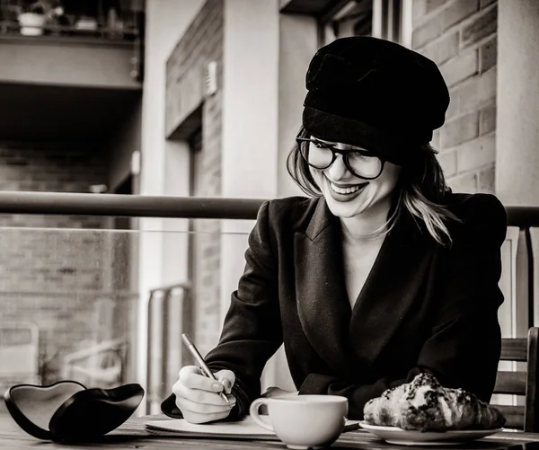 Beautiful Young Businesswoman Have Coffee Break While Sitting Outdoors Home — Stock Photo, Image