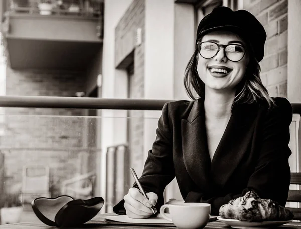 Όμορφη Νεαρή Επιχειρηματίας Έχουν Ένα Διάλειμμα Για Καφέ Ενώ Κάθεται — Φωτογραφία Αρχείου