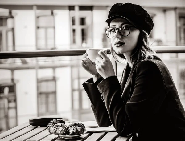 Bella Giovane Donna Affari Una Pausa Caffè Mentre Seduto All — Foto Stock