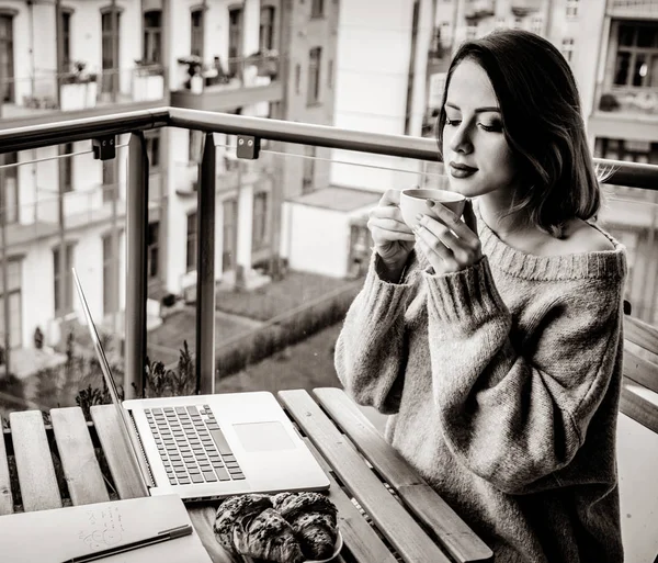 Mooie Jonge Zakenvrouw Die Werken Laptop Terwijl Het Buiten Thuis — Stockfoto