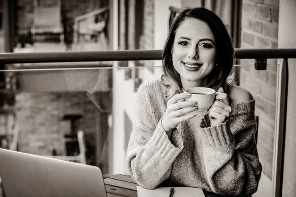 Mooie Jonge Zakenvrouw Die Werken Laptop Terwijl Het Buiten Thuis — Stockfoto