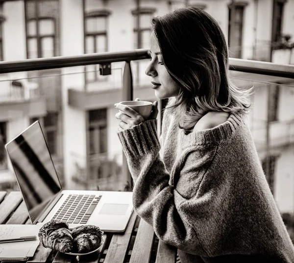 Mooie Jonge Zakenvrouw Die Werken Laptop Terwijl Het Buiten Thuis — Stockfoto