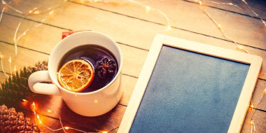 Fincan çay ve Cafe menü Yönetim Kurulu ahşap arka plan üzerinde Noel ışıkları yakın