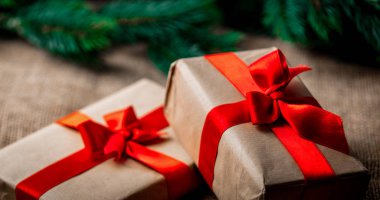 Jüt zemin üzerine bowknow ile iki el yapımı hediyeler 