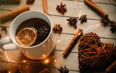 Kalp şekli oyuncak ve Noel malzemeler ahşap arka plan üzerinde yakınındaki çay