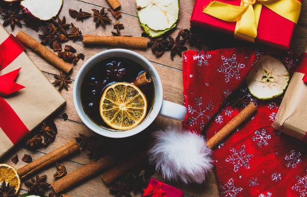 Prezenty Świąteczne Cynamon Anyż Filiżankę Herbaty Podłoże Drewniane — Zdjęcie stockowe