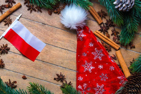 波兰国旗和圣诞节装饰与圣诞老人帽子 — 图库照片