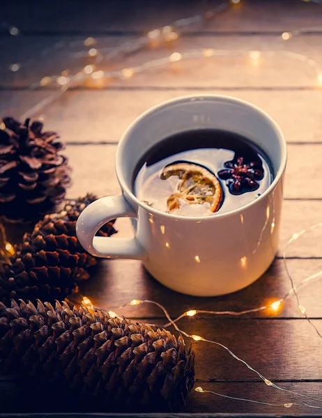 一杯の紅茶と木製の背景に松ぼっくりと妖精ライト クリスマス ボックス ギフト — ストック写真