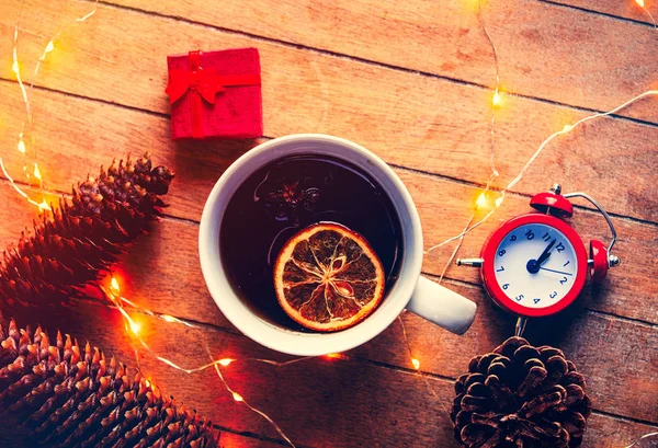 Tasse Tee Und Weihnachtsbox Geschenk Mit Wecker Und Fee Lichter — Stockfoto