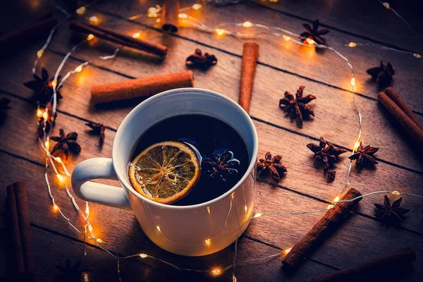 Tasse Weihnachtstee Mit Zitrone Und Sternanis Der Nähe Von Lichtern — Stockfoto