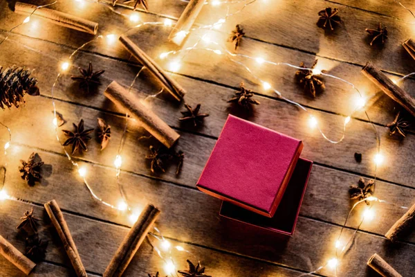 Різдвяна Подарункова Коробка Кориця Зірковий Аніс Казковими Вогнями Дерев Яному — стокове фото