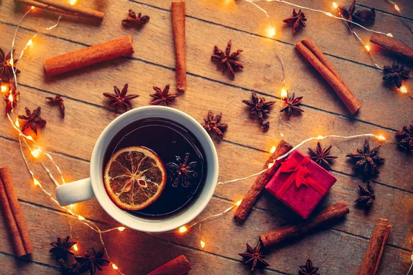 Tasse Tee Mit Weihnachtlichen Zutaten Und Geschenkbox Auf Holzgrund — Stockfoto
