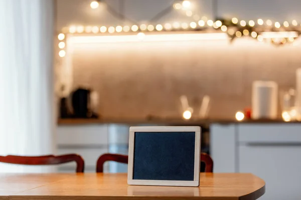 Blackboard Träbord Köket Med Christmas Fairy Lights Bakgrund — Stockfoto