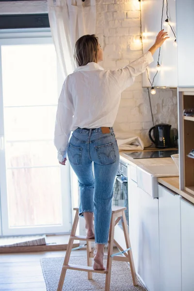 Mujer Joven Caucásica Camisa Blanca Vaqueros Azules Permanecer Cocina —  Fotos de Stock