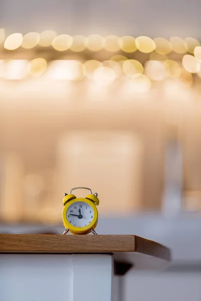 Pequeno Despertador Uma Mesa Com Luzes Natal Fundo Interior Cozinha — Fotografia de Stock