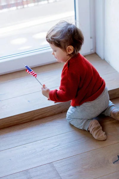 Menino Com Bandeira Dos Eua Sentado Chão Casa — Fotografia de Stock