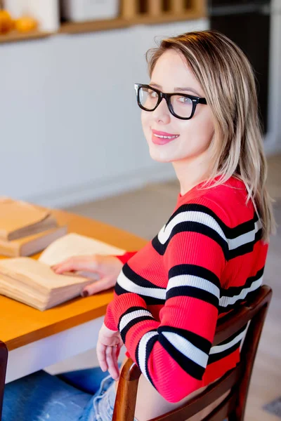 Adulto Caucasiano Menina Camisola Vermelha Com Livros Sentados Mesa Com — Fotografia de Stock