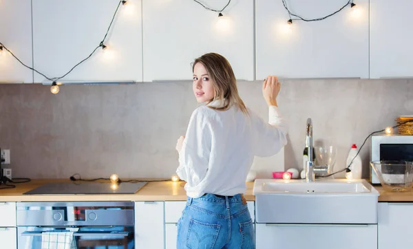 Mujer Joven Caucásica Camisa Blanca Vaqueros Azules Permanecer Cocina —  Fotos de Stock