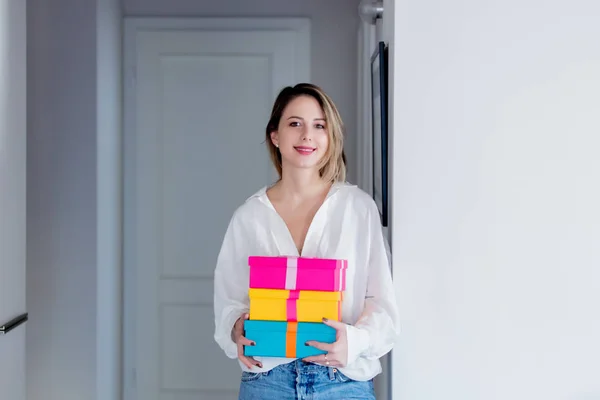 Jonge Kaukasische Vrouw Wit Shirt Spijkerbroek Met Kerstmis Geschenken Verblijf — Stockfoto