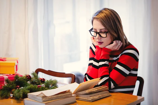 Chica Caucásica Adulta Suéter Rojo Con Libros Sentados Mesa Con —  Fotos de Stock
