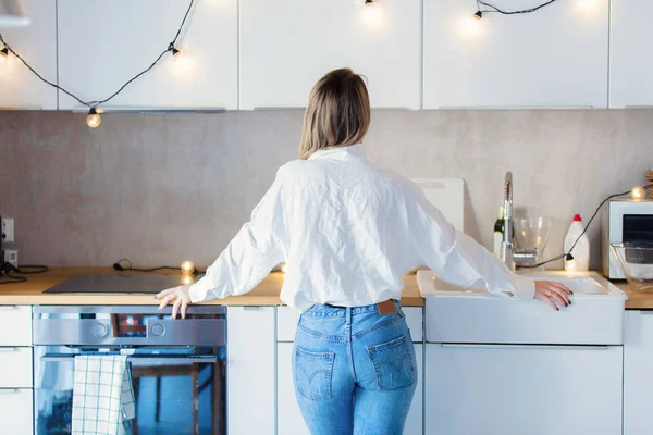 Mujer Joven Caucásica Camisa Blanca Vaqueros Azules Permanecer Cocina —  Fotos de Stock