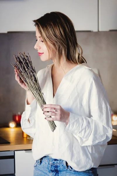 Mujer Joven Con Lavanda Cocina Casa —  Fotos de Stock