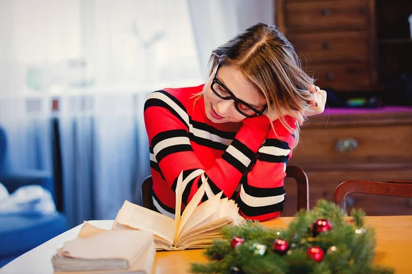 Volwassen Kaukasische Meisje Rode Trui Met Boeken Zitten Aan Tafel — Stockfoto