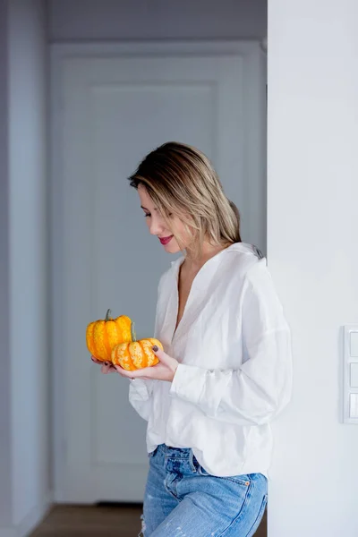 Giovane Donna Caucasica Camicia Bianca Jeans Blu Con Zucche Casa — Foto Stock