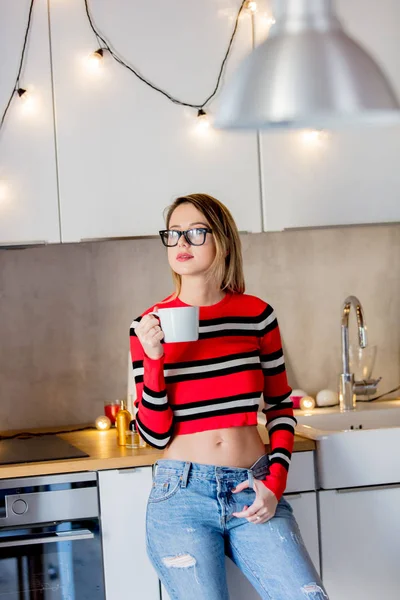 Menina Caucasiana Adulta Camisa Vermelha Jeans Azul Com Xícara Café — Fotografia de Stock