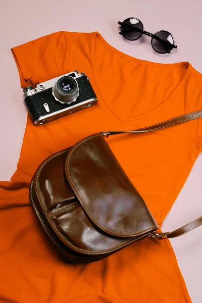 Kamera Tasche Kleid Und Sonnenbrille Auf Rosa Hintergrund — Stockfoto