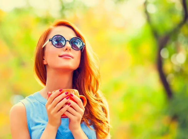 Sonriente Chica Pelirroja Winh Taza Parque Otoño —  Fotos de Stock