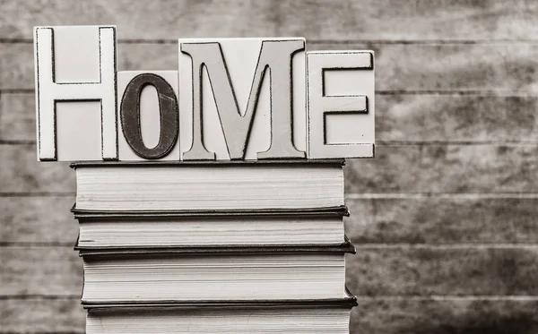 Word Home Libros Sobre Una Mesa Madera Imagen Color Blanco — Foto de Stock