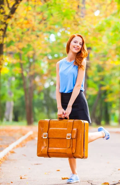 Gelukkig Roodharige Meisje Met Koffer Het Herfst Seizoen Tijd Park — Stockfoto