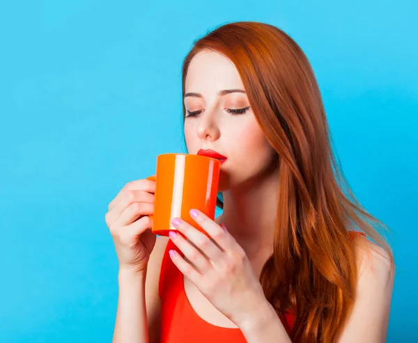 Roodharige Vrouw Met Kopje Koffie Blauwe Achtergrond — Stockfoto