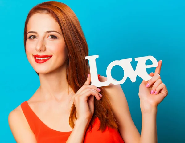 Mujer Pelirroja Feliz Con Palabra Amor Sobre Fondo Azul — Foto de Stock