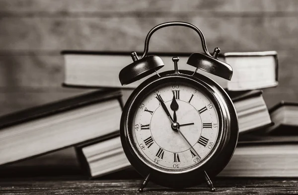 Reloj Despertador Libros Sobre Mesa Madera Imagen Color Blanco Negro —  Fotos de Stock