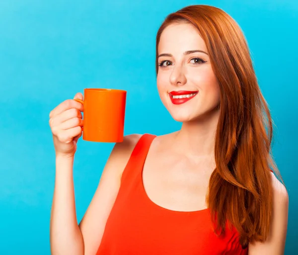 Rödhårig Kvinna Med Kopp Kaffe Blå Bakgrund — Stockfoto