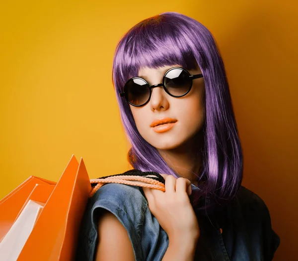 Mulher Com Cabelo Violeta Óculos Sol Com Sacos Compras Fundo — Fotografia de Stock